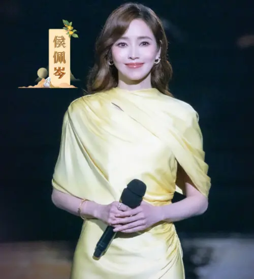 ▲侯佩岑中秋節也在中國　主持央視晚會（圖／微博＠央視新聞）