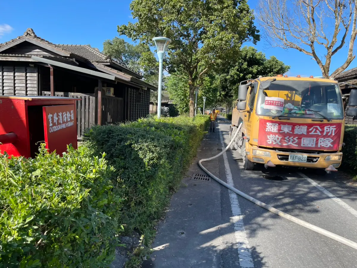 ▲光復天天豔陽，災區需要大量水源刷洗，台糖也自9月30日起每日提供700噸的井水、山泉水。（圖／台糖提供）