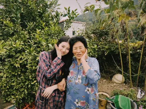 ▲秀智（左）《許願吧，精靈》拍攝到一半，跑回外婆家休息。（IG@skuukzky）