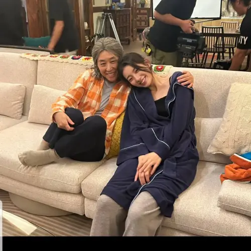 ▲金美卿（左）在《許願吧，精靈》飾演秀智的外婆吳坂金。（IG@kim_mee_kyung）