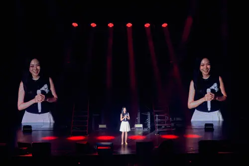 ▲BIBI在台北演唱會上，從一樓走到六樓寵粉，更現學現賣說中文。（圖／Live Nation Taiwan）