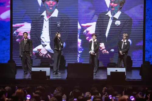 ▲TEEN TOP 15週年演唱會開場，以宛若王子一般的貴氣造型登場。（圖／網銀國際影視）