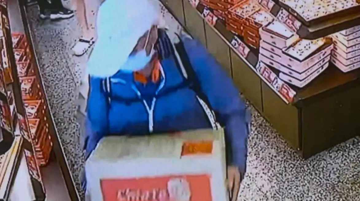 ▲業者小編在臉書上放出阿伯將整箱鳳梨酥偷走過程，並說「白帽阿北鳳梨酥疾風行動：官方懇請您出來喝茶」。（圖／翻攝佳德豐梨酥臉書）