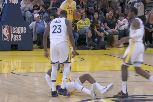 影／勇士、湖人爆發衝突！格林被范德比爾特絆倒　庫明加趕來救駕
