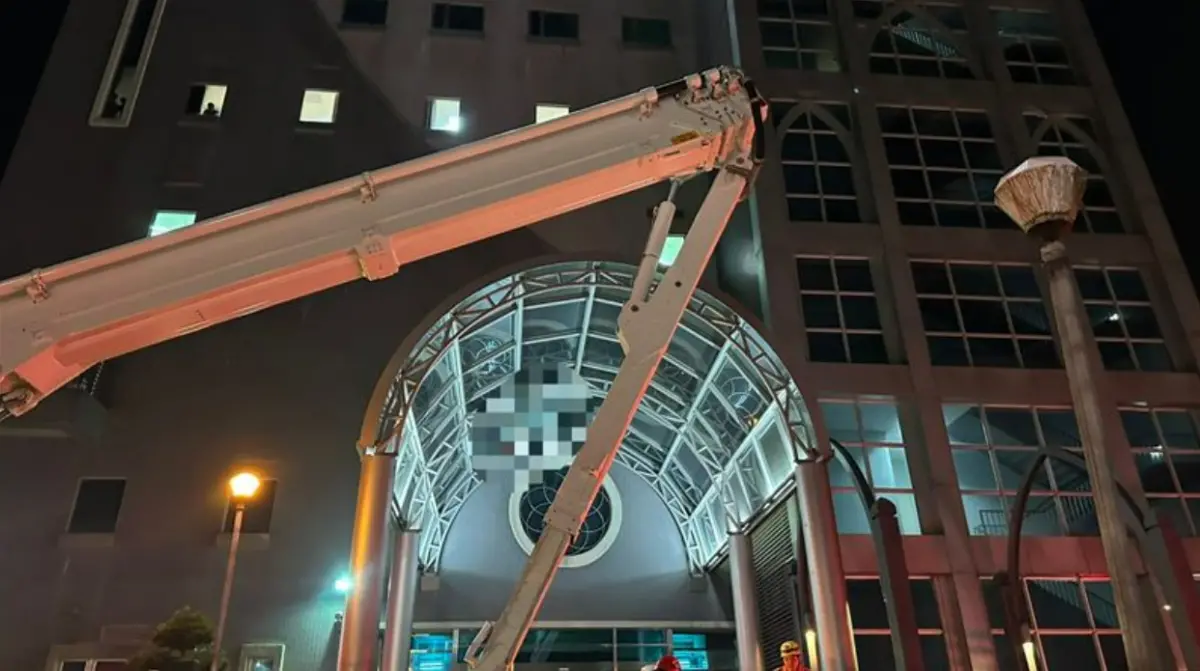 ▲新北市新店區某醫院於5日晚間發生老翁墜樓事件，警消人員出動雲梯車將老翁救下但已明顯死亡。（圖／翻攝畫面）