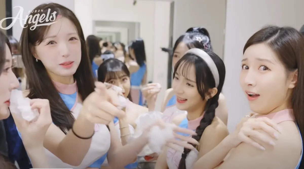 ▲李晧禎（左）回鍋富邦，和FA驚喜見面大家都哭成一團，南珉貞（右）嚇到狂講韓文。（圖／翻攝自YouTube TeamFubon111挺富邦）