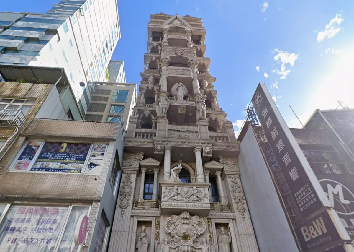 ▲桃園最強建築是它！桃園火車站商圈附近，佇立一棟巴洛克建築，外型顯眼連國外網友也好奇。近日該間怪怪屋又備受關注，就有民眾找出背後真實用途，在網路上引發熱議。（圖／Google地圖）