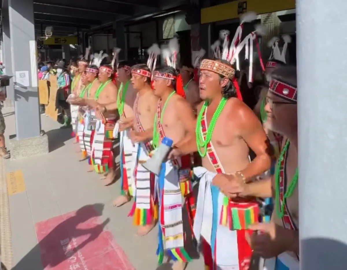 ▲馬太鞍部落原住民向鏟子超人致上最高敬意，特別換上傳統服飾、唱古調歌曲來答謝。（圖／網友shim_oon@threads授權使用）