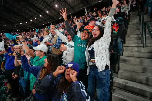 影／水手終於贏了！等了24年的MLB季後賽主場首勝　球迷激動落淚
