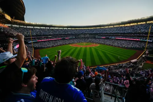 ▲羅德里奎茲（Julio Rodríguez）挺身而出，將球掃向左外野線形成致勝的二壘安打，幫助球隊再度超前。全場球迷瞬間起立歡呼，球場氣氛沸騰到頂點。（圖／取自西雅圖水手X）