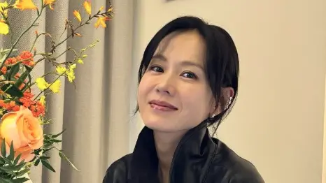 ▲孫藝真（如圖）睽違7年拍新作《徵人啟弒》，4日她趁中秋節發文宣傳，貼文一出粉絲瞬間湧入留言，孫藝真也趁機寫下：「想帶玄彬去二刷」，閃瞎粉絲。（圖／翻攝自IG yejinhand）