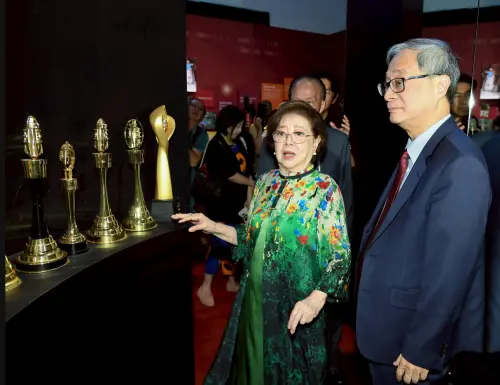 ▲陳淑芳（中）與文化部長李遠（右）等一起參觀《金鐘60/60特展》。（圖／三立提供）