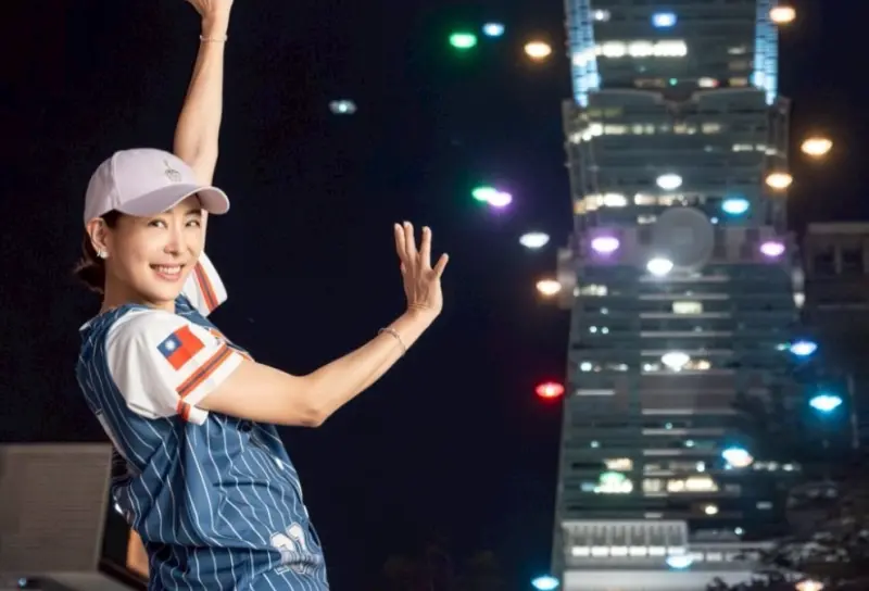 ▲賈永婕表示101國慶會施放煙火搭配無人機展演，卻被酸民砲轟無視花蓮災情，對此她霸氣反擊4個字，強調自己堅守崗位的立場「堅定不移」。（圖／賈永婕的跑跳人生臉書）