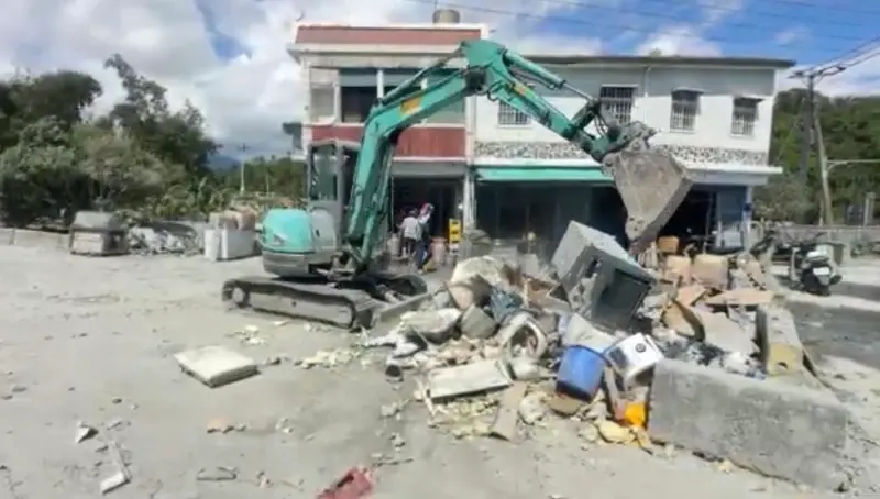 ▲花蓮縣鳳林鎮也受到馬太鞍溪堰塞湖溢流影響，家園付之一炬，現場仍塵土飛揚急需大型機具、鏟子超人協助。（圖／翻攝畫面）