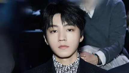 ▲王俊凱（如圖）趁著中秋節發出帥照，不料被眼尖網友抓包修圖，只見畫面無故出現懸空鼻子，網友調侃：「這是彩蛋嗎」。（圖／翻攝自IG kkkwang2）