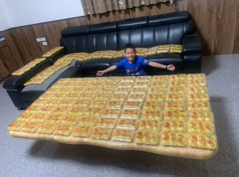 ▲台中市蔡小姐全家人打2萬多通電話，終於訂到1500顆蛋黃酥。（圖／蔡小姐提供）