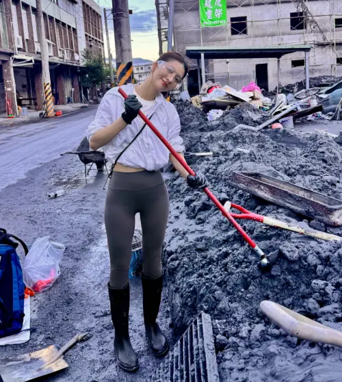 ▲穿萬元名牌靴去花蓮鏟土！網紅妍安挨轟擺拍　親上火線吐真實目的（圖／妍安IG@anntw0219）