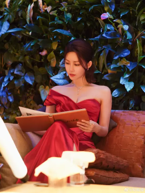 ▲安唯綾（如圖）的氣場完全不輸給趙露思。（圖／翻攝自安唯綾微博）