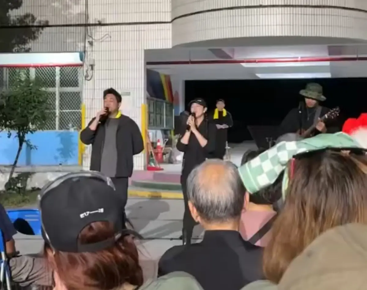 ▲歌手舞思愛（中）帶著弟弟拿莫．伊漾（右）赴光復獻唱，希望用愛包圍災民，忘去失去家園的煩惱。（圖／讀者提供）