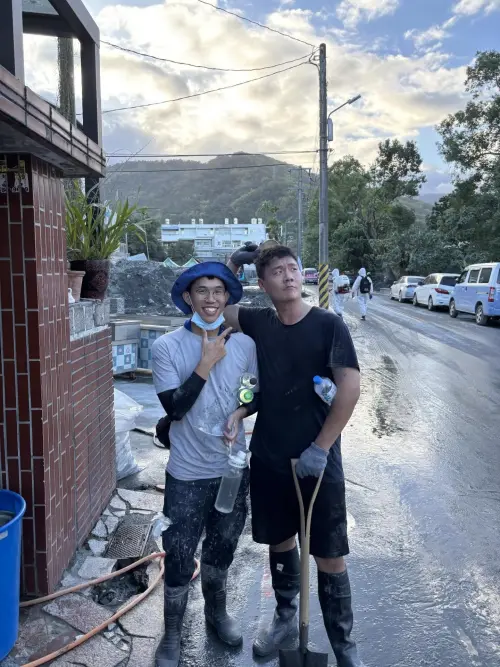 九天玄女降肉！民眾直擊「他」返鄉當鏟子超人　籲別帶小孩來
