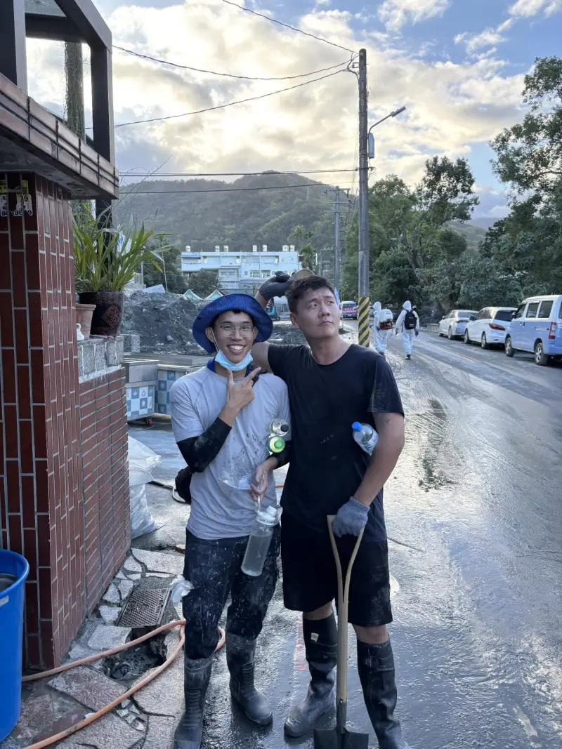 ▲九天玄女降肉！民眾直擊「他」返鄉當鏟子超人　５０萬網紅也來了。（圖／Threads:sheep_apple提供）