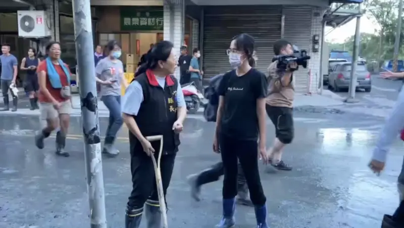 ▲花蓮縣長徐榛蔚「突借鏟子開始鏟土」挨酸擺拍。（圖／花蓮縣政府提供）