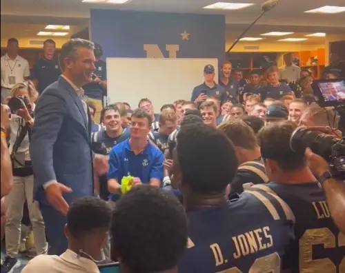 美防長對海軍學生談蓄鬍「肥胖將軍」！語畢哄堂大笑
