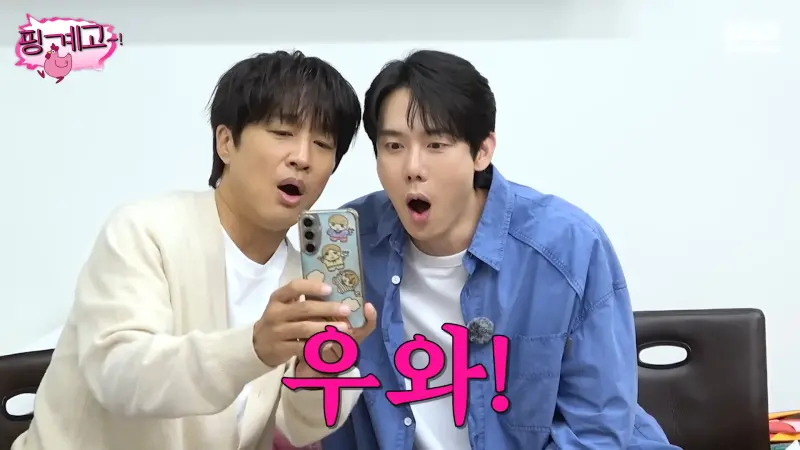 ▲車太鉉給柳演錫（右）看金鍾國的婚禮現場照片，2人驚到張大嘴巴：「哇！」（圖／뜬뜬 DdeunDdeun YouTube）