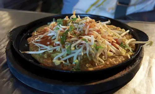 ▲蚵仔煎是泰國夜市超人氣小吃。（圖／翻攝自TasteAtlas）