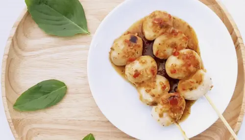 ▲串烤丸子讓外國人感覺像加工食品，因此不太討喜。（圖／翻攝自TasteAtlas）