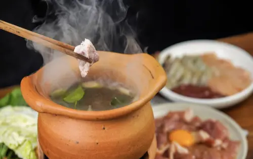 ▲泰式火鍋用陶鍋煮香草湯底，香茅和南薑的濃烈香草味，有些人不太能接受。（圖／翻攝自knorr）