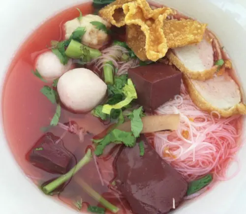 ▲粉紅湯麵的顏色來自發酵紅豆腐乳。（圖／翻攝自Food Wiki）