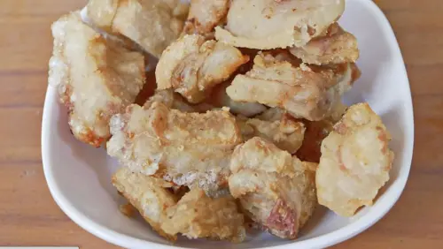 ▲炸豬皮是泰國人喜歡吃的零嘴。（圖／翻攝自TasteAtlas）