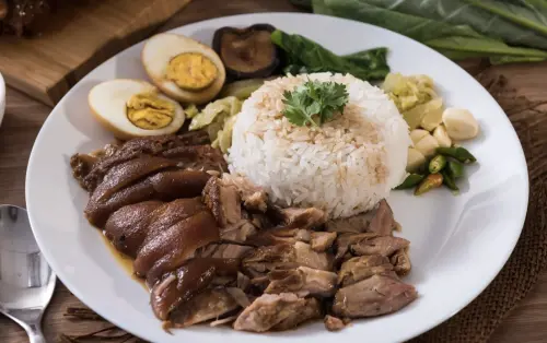 ▲泰國人愛吃滷豬腳飯，但有些人認為肥肉部位太油膩。（圖／翻攝自Wongnai）