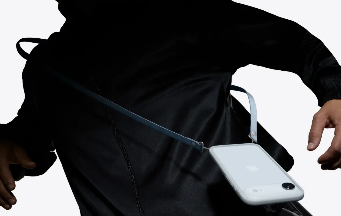 ▲2025年蘋果秋季發表會亮點之一的商品，全新「斜背掛繩」一條要價1890元，被封為新一代信仰神物，近期卻開始缺貨。（圖／蘋果官網）