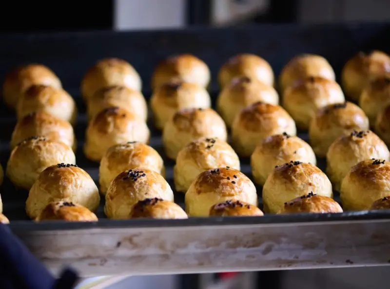 ▲蛋黃酥人人都愛吃，尤其到中秋節許多人都會買來送禮，那你吃過人稱「一生必吃」的彰化新口味蛋黃酥嗎？（圖/彰化新口味食品行臉書）