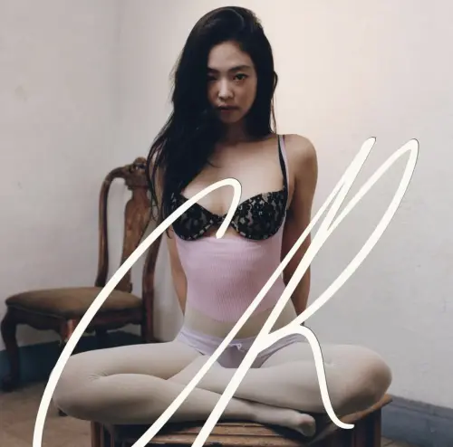 ▲Jennie穿著清涼坐在鏡頭前的照片曝光。（圖／@crfashionbook IG）