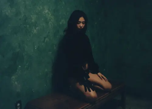 ▲Jennie僅穿內褲跪坐在昏暗的房間中，照片引起許多討論。（圖／＠crfashionbook IG）