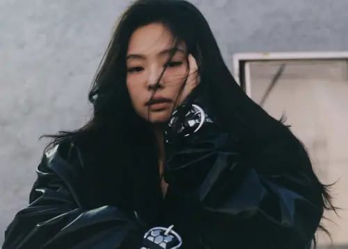 BLACKPINK Jennie新雜誌照曝！穿內衣關暗房　粉絲看傻：不懂藝術
