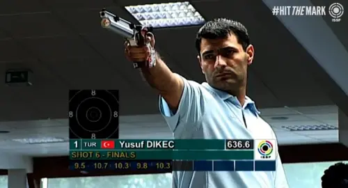 ▲土耳其神射手大叔迪凱齊在2011年甚至連眼鏡都不用戴就能上場比賽。（圖／X@trtsporyildiz）