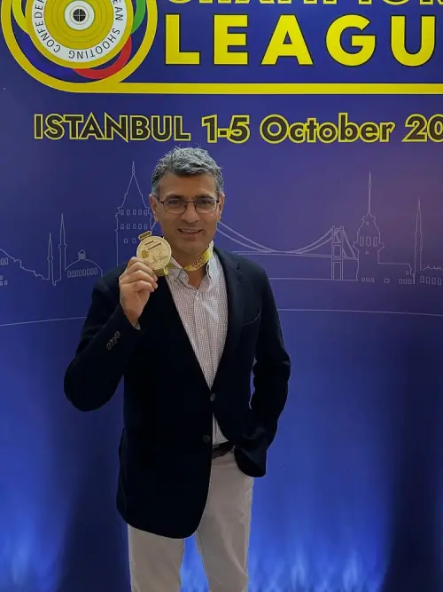 ▲土耳其神射手大叔迪凱齊開心曬出這次拿到的金牌。（圖／IG@yusufdikec）