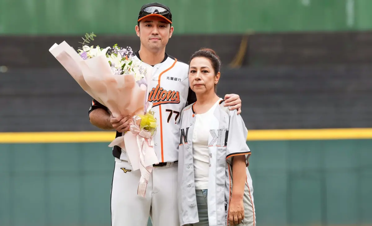 ▲統一獅林安可母親安采湄在兒子百轟慶祝儀式，作為驚喜嘉賓獻花並開球。（圖／統一獅提供）