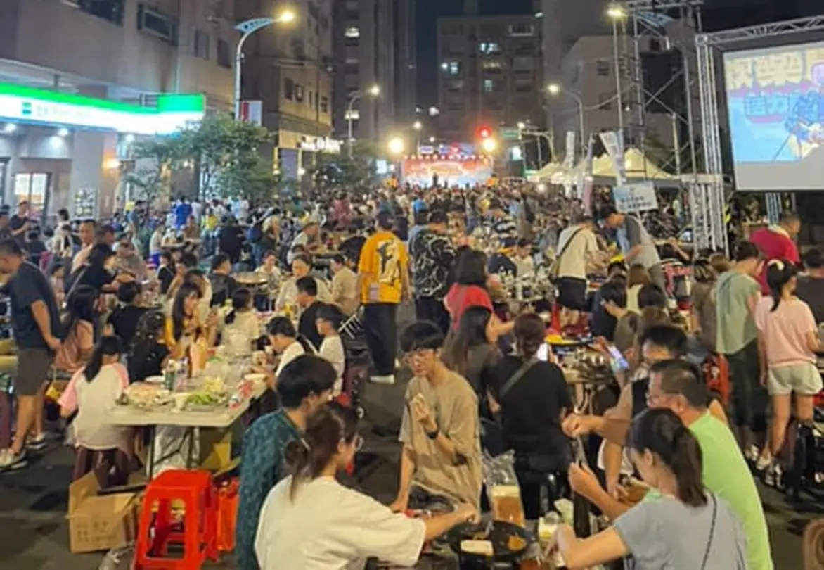 ▲中壢萬人封街中秋烤肉活動今（6）日晚間登場，這項盛事邁入第23年，今年依舊人潮滿滿，湧入近萬烤肉民眾。（圖／讀者提供）