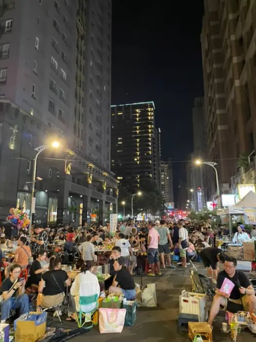 ▲中壢「萬人封街烤肉」每年人潮都很多，在地人甚至從下午就會開始抵達現場卡位。（圖／讀者提供）