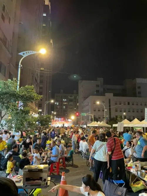 ▲中壢「萬人封街烤肉」人潮看不見盡頭。（圖／讀者提供）