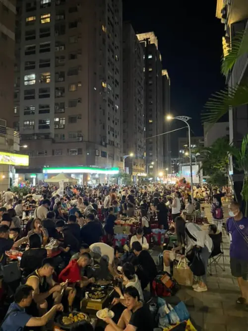 ▲中壢「萬人封街烤肉」從2002年開始舉辦，結合市區金華、新街、興南及水尾等18個社區大樓一起舉辦。（圖／讀者提供）