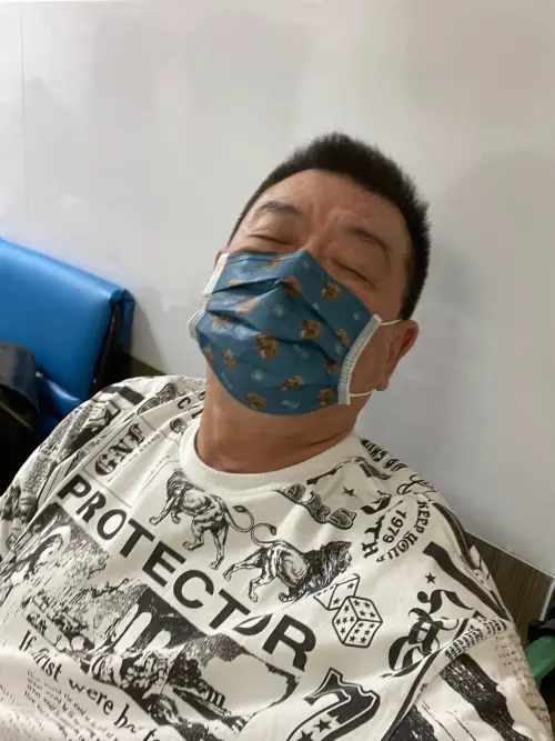 ▲孫德榮（如圖）突然狂吐不止被送醫，坐在椅子上神情痛苦。（圖／翻攝自FB 孫腫來了）