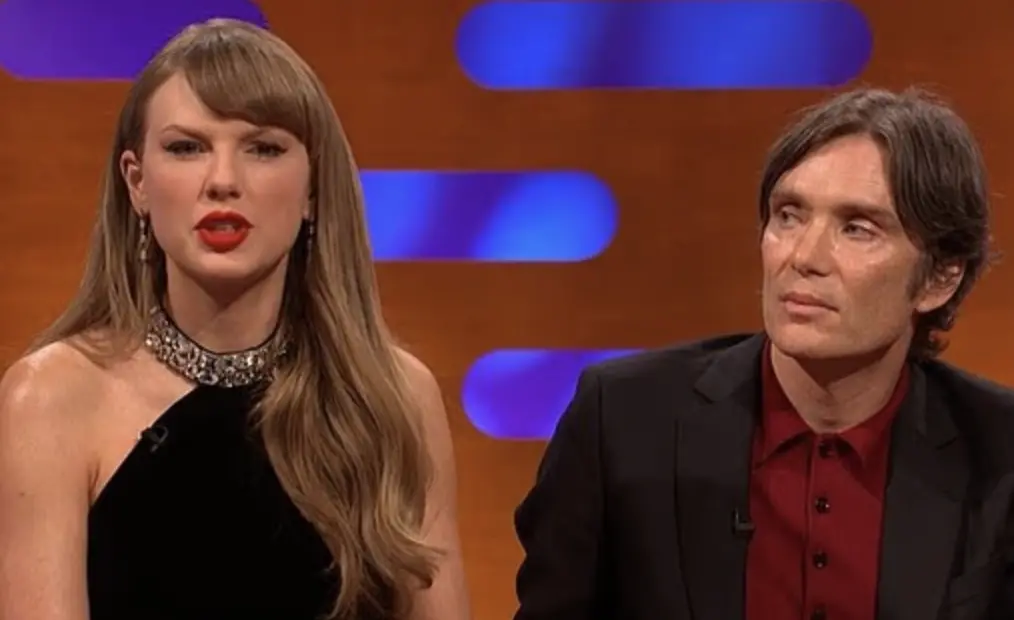 ▲泰勒絲（左）在《葛雷漢諾頓秀》開心聊到訂婚，觀眾卻發現一旁的奧斯卡影帝席尼墨菲，全程臉看似充滿厭煩，或是硬擠出笑容，對於泰勒絲的話一點都不感興趣，網友笑稱他的社交電量永遠只剩10%。（圖／摘自 YT The Graham Norton Show）