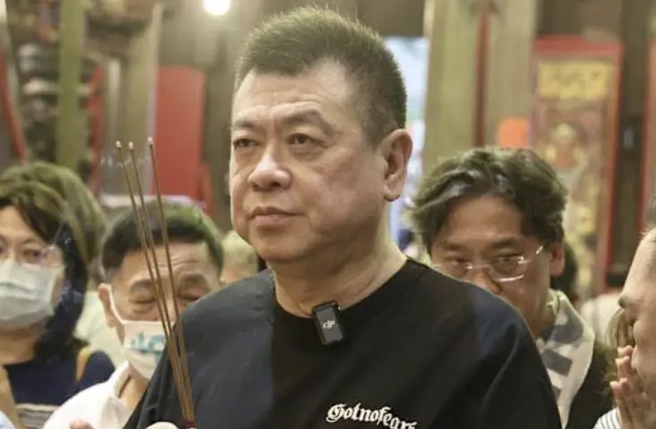 ▲孫德榮（如圖）今（15）日在IG發文，宣布法會詳情，訂於10月17日在新北板橋舉行，流程細節全公開，法會尾聲粉絲將放飛120魚型氣球，象徵靈魂自在升天。（圖／翻攝自孫腫來了）