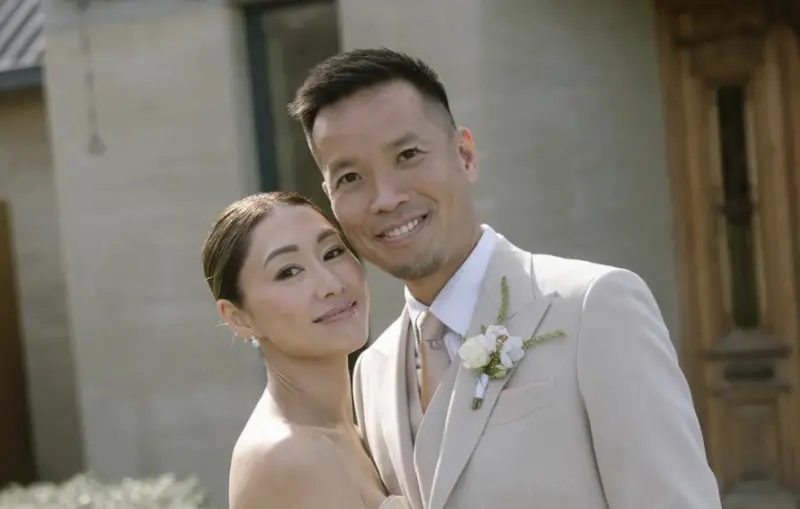 ▲香港女星胡定欣（左）今（6）日宣布和外科醫師男友陳建華結婚，絕美婚紗照曝光。（圖／@nwuuu IG）